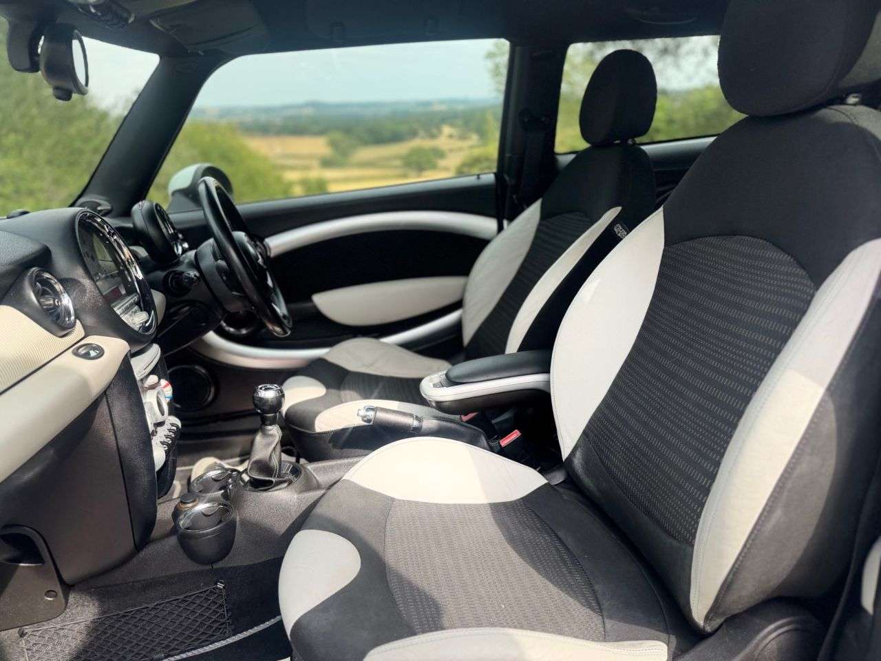 A 2015 MINI HATCH 1.6 Cooper S Camden Hatchback 3dr Petrol Manual Euro 5 (184 ps) A 2015 MINI HATCH 1.6 Cooper S Camden Hatchback 3dr Petrol Manual Euro 5 (184 ps)
