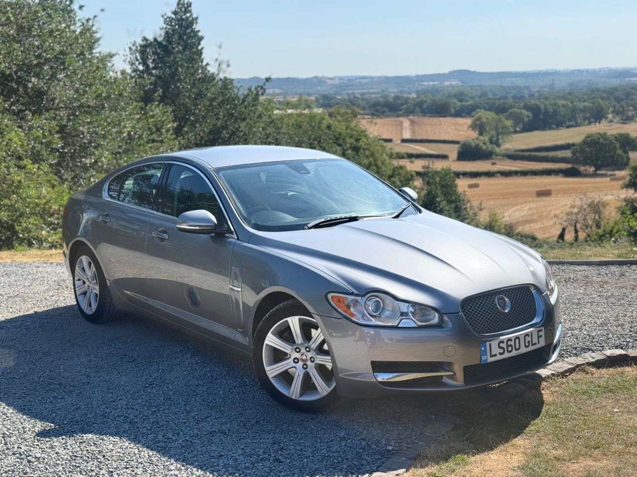 A 2010 JAGUAR XF 3.0d V6 Luxury Saloon 4dr Diesel Auto Euro 5 (240 ps) A 2010 JAGUAR XF 3.0d V6 Luxury Saloon 4dr Diesel Auto Euro 5 (240 ps)