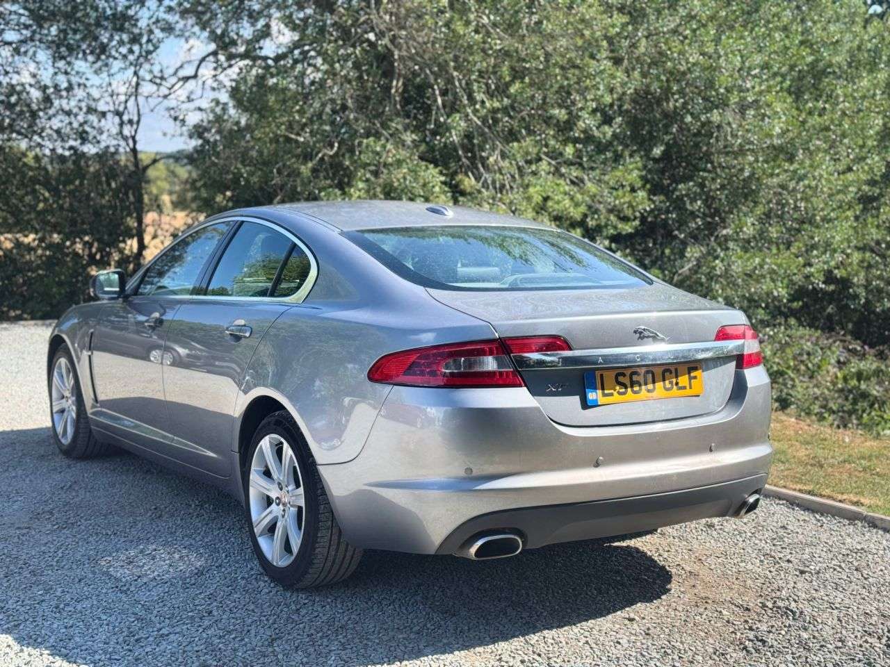 A 2010 JAGUAR XF 3.0d V6 Luxury Saloon 4dr Diesel Auto Euro 5 (240 ps) A 2010 JAGUAR XF 3.0d V6 Luxury Saloon 4dr Diesel Auto Euro 5 (240 ps)