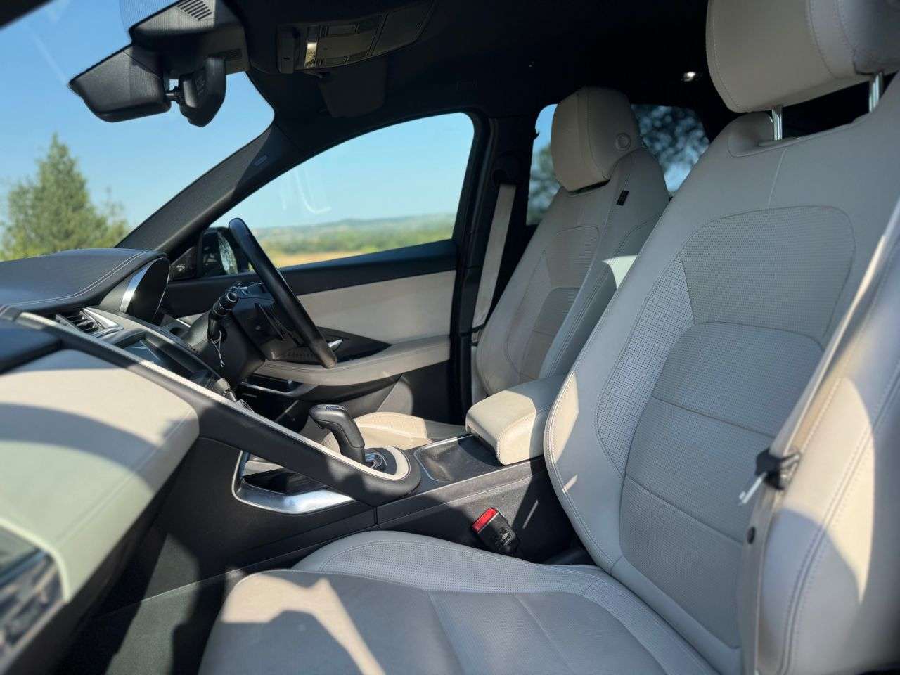 A 2019 JAGUAR E-PACE 2.0 D180 R-Dynamic HSE SUV 5dr Diesel Auto AWD Euro 6 (s/s) (180 ps) A 2019 JAGUAR E-PACE 2.0 D180 R-Dynamic HSE SUV 5dr Diesel Auto AWD Euro 6 (s/s) (180 ps)