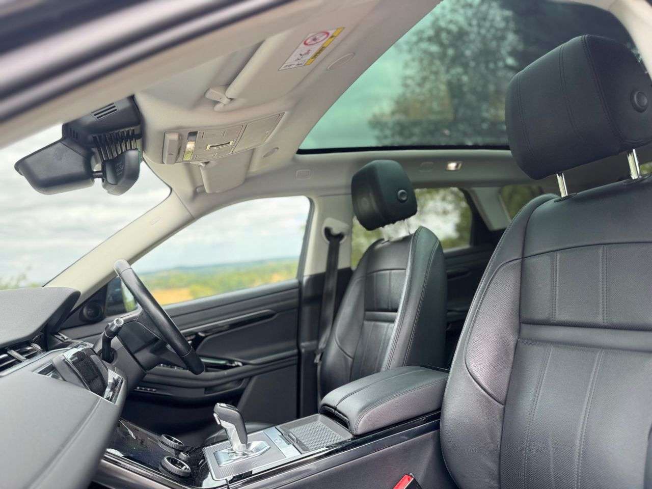A 2021 LAND ROVER RANGE ROVER EVOQUE 2.0 D165 MHEV SE SUV 5dr Diesel Auto 4WD Euro 6 (s/s) (163 ps) A 2021 LAND ROVER RANGE ROVER EVOQUE 2.0 D165 MHEV SE SUV 5dr Diesel Auto 4WD Euro 6 (s/s) (163 ps)