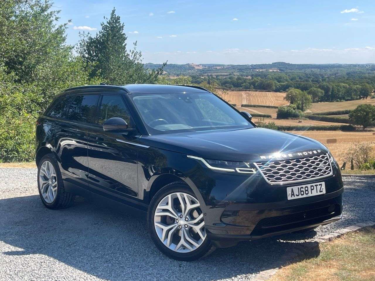 A 2019 LAND ROVER RANGE ROVER VELAR 2.0 D240 HSE SUV 5dr Diesel Auto 4WD Euro 6 (s/s) (240 ps) A 2019 LAND ROVER RANGE ROVER VELAR 2.0 D240 HSE SUV 5dr Diesel Auto 4WD Euro 6 (s/s) (240 ps)