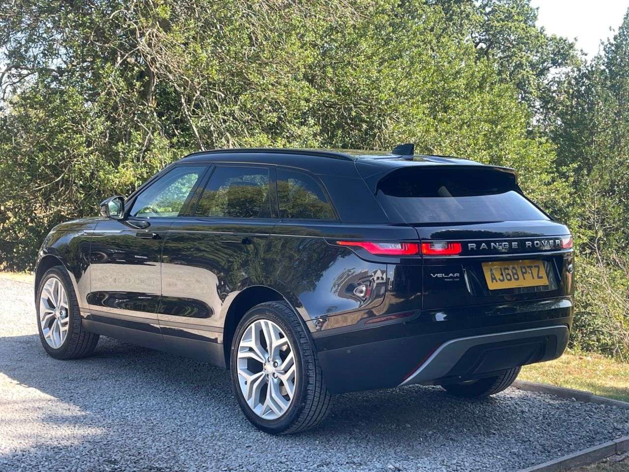 A 2019 LAND ROVER RANGE ROVER VELAR 2.0 D240 HSE SUV 5dr Diesel Auto 4WD Euro 6 (s/s) (240 ps) A 2019 LAND ROVER RANGE ROVER VELAR 2.0 D240 HSE SUV 5dr Diesel Auto 4WD Euro 6 (s/s) (240 ps)