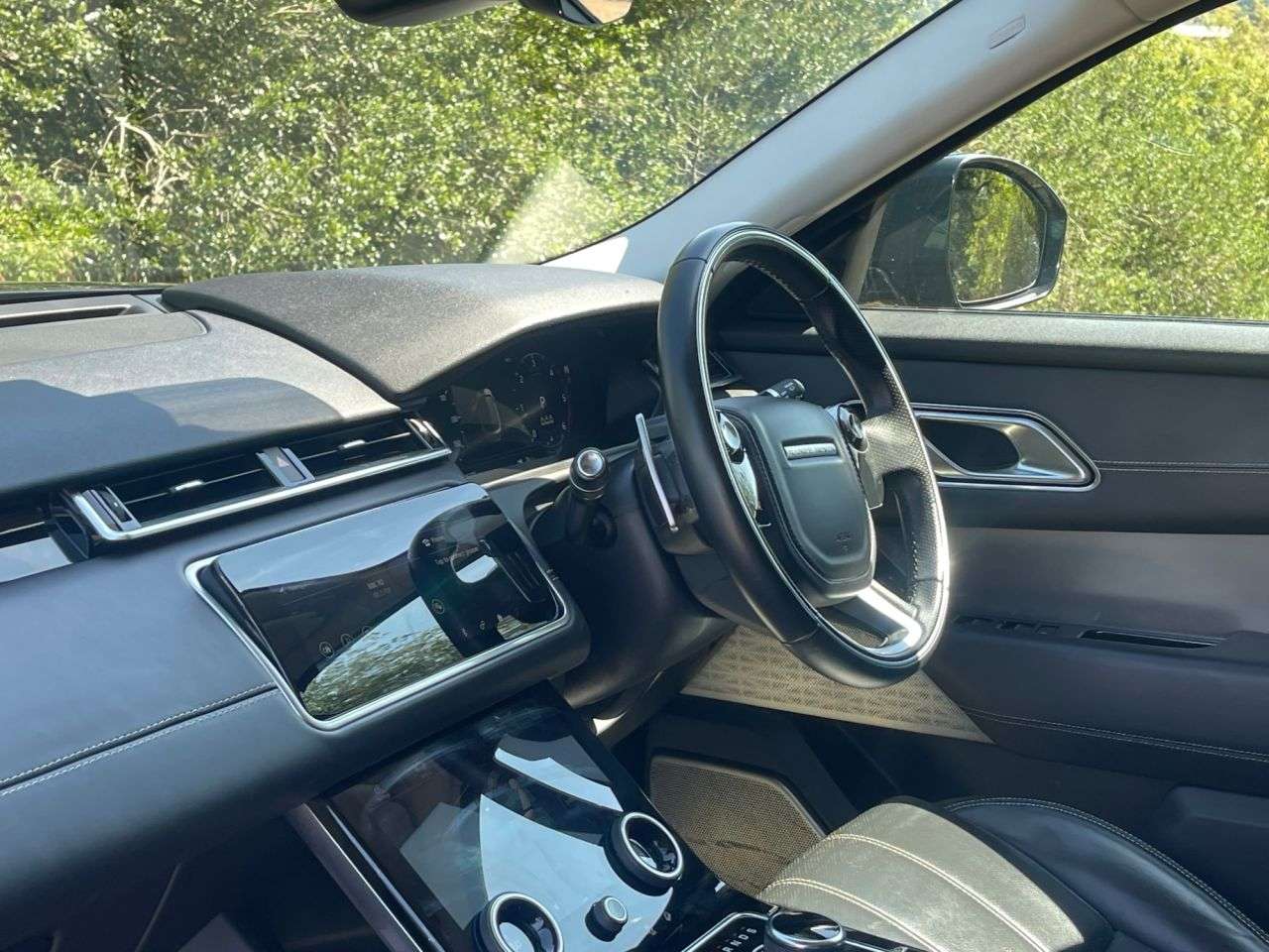 A 2019 LAND ROVER RANGE ROVER VELAR 2.0 D240 HSE SUV 5dr Diesel Auto 4WD Euro 6 (s/s) (240 ps) A 2019 LAND ROVER RANGE ROVER VELAR 2.0 D240 HSE SUV 5dr Diesel Auto 4WD Euro 6 (s/s) (240 ps)