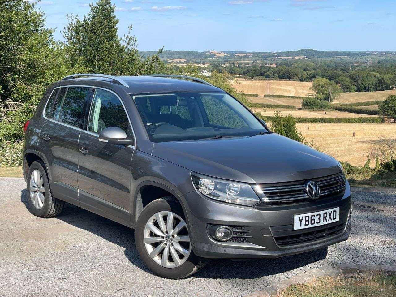A 2014 VOLKSWAGEN TIGUAN 2.0 TDI BlueMotion Tech Match SUV 5dr Diesel Manual 4WD Euro 5 (s/s) (140 p A 2014 VOLKSWAGEN TIGUAN 2.0 TDI BlueMotion Tech Match SUV 5dr Diesel Manual 4WD Euro 5 (s/s) (140 p