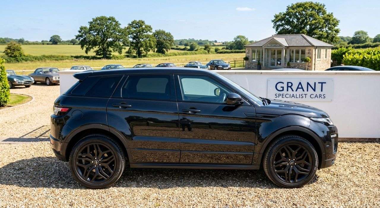 A 2016 LAND ROVER RANGE ROVER EVOQUE 2.0 TD4 HSE Dynamic SUV 5dr Diesel Auto 4WD Euro 6 (s/s) (180 ps) A 2016 LAND ROVER RANGE ROVER EVOQUE 2.0 TD4 HSE Dynamic SUV 5dr Diesel Auto 4WD Euro 6 (s/s) (180 ps)