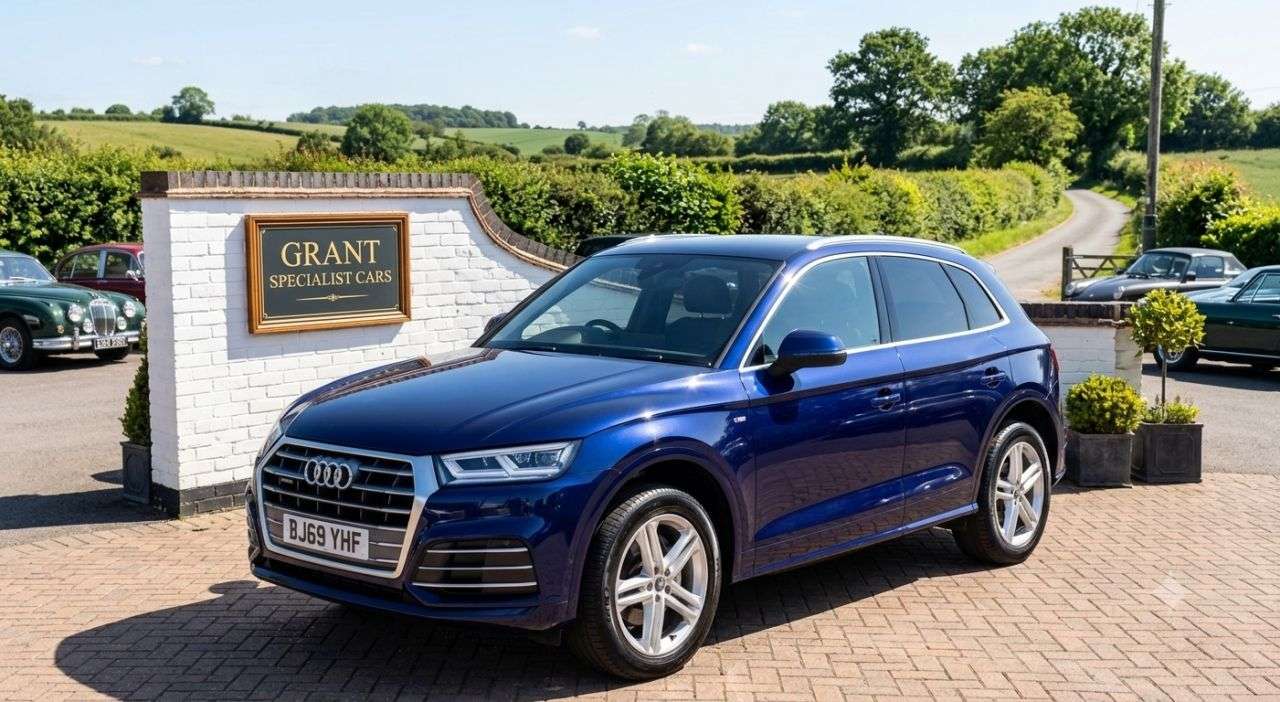 A 2019 AUDI Q5 2.0 TFSI 45 S line SUV 5dr Petrol S Tronic quattro Euro 6 (s/s) (245 ps) A 2019 AUDI Q5 2.0 TFSI 45 S line SUV 5dr Petrol S Tronic quattro Euro 6 (s/s) (245 ps)