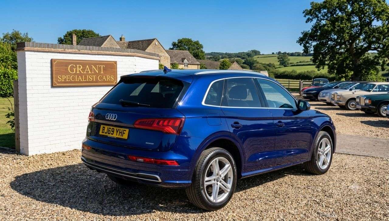 A 2019 AUDI Q5 2.0 TFSI 45 S line SUV 5dr Petrol S Tronic quattro Euro 6 (s/s) (245 ps) A 2019 AUDI Q5 2.0 TFSI 45 S line SUV 5dr Petrol S Tronic quattro Euro 6 (s/s) (245 ps)