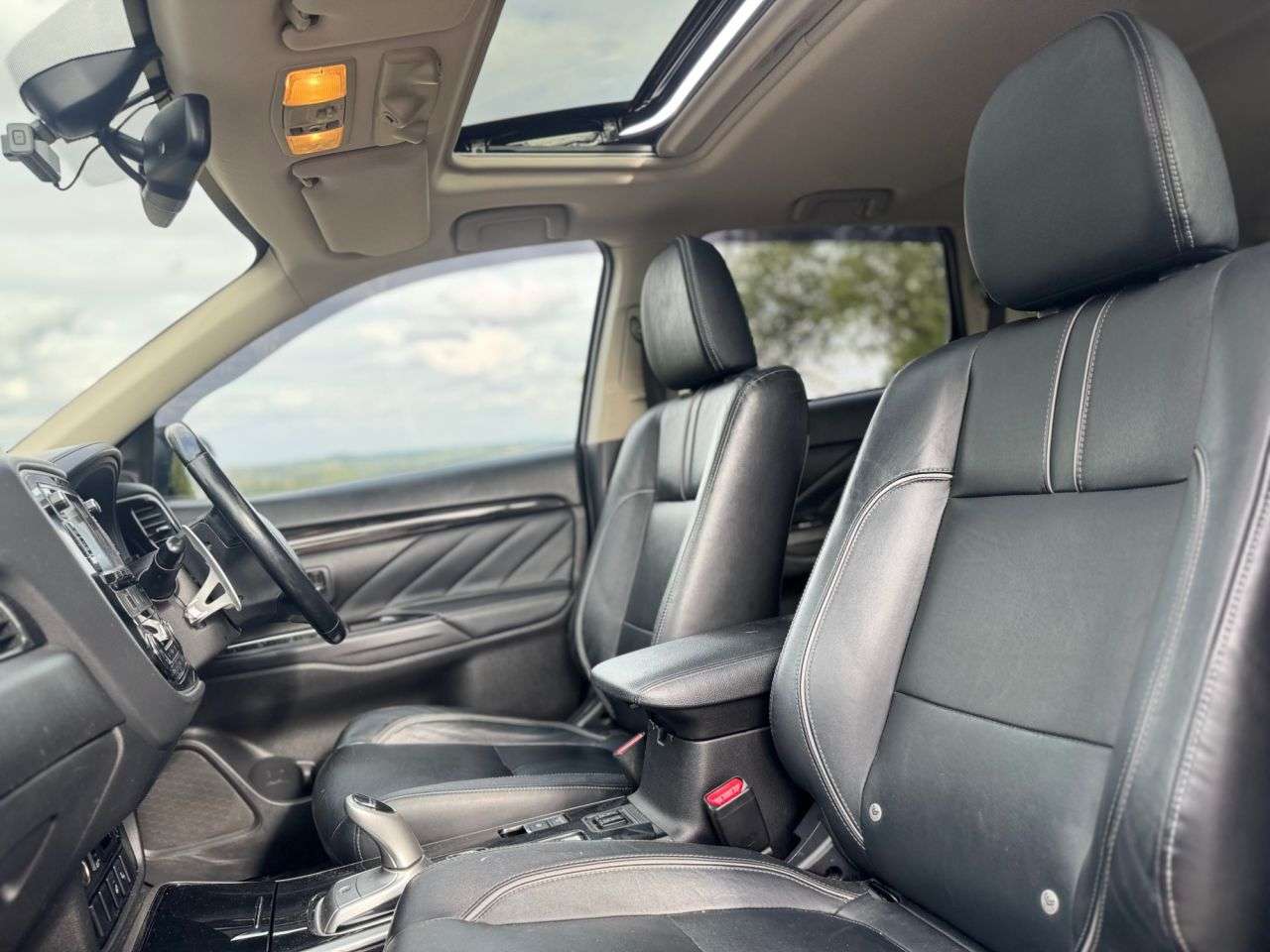 A 2017 MITSUBISHI OUTLANDER PHEV 4H A 2017 MITSUBISHI OUTLANDER PHEV 4H