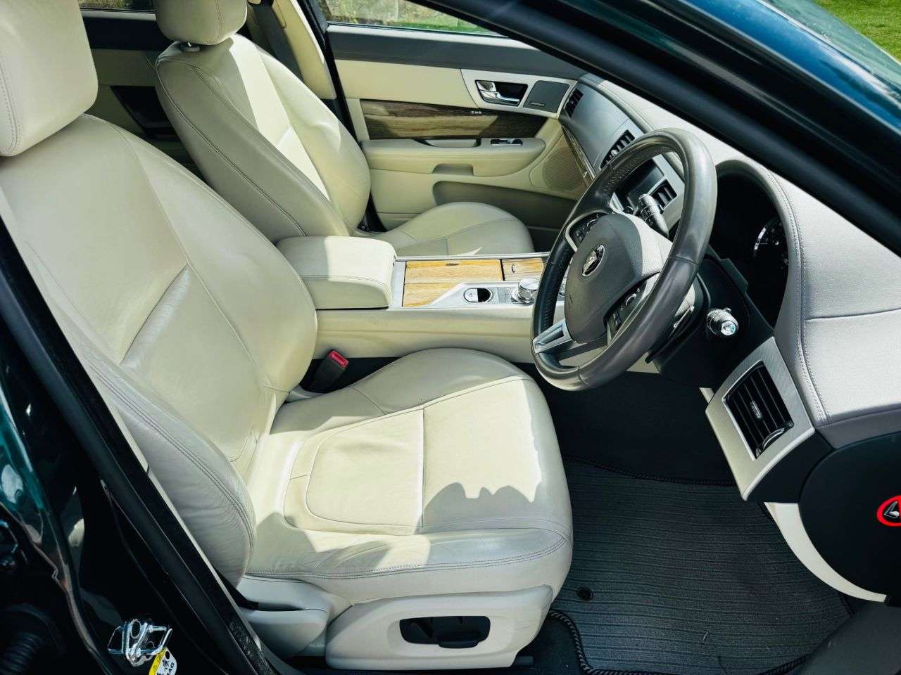 A 2014 JAGUAR XF 2.2d Premium Luxury Sportbrake 5dr Diesel Auto Euro 5 (s/s) (200 ps) A 2014 JAGUAR XF 2.2d Premium Luxury Sportbrake 5dr Diesel Auto Euro 5 (s/s) (200 ps)