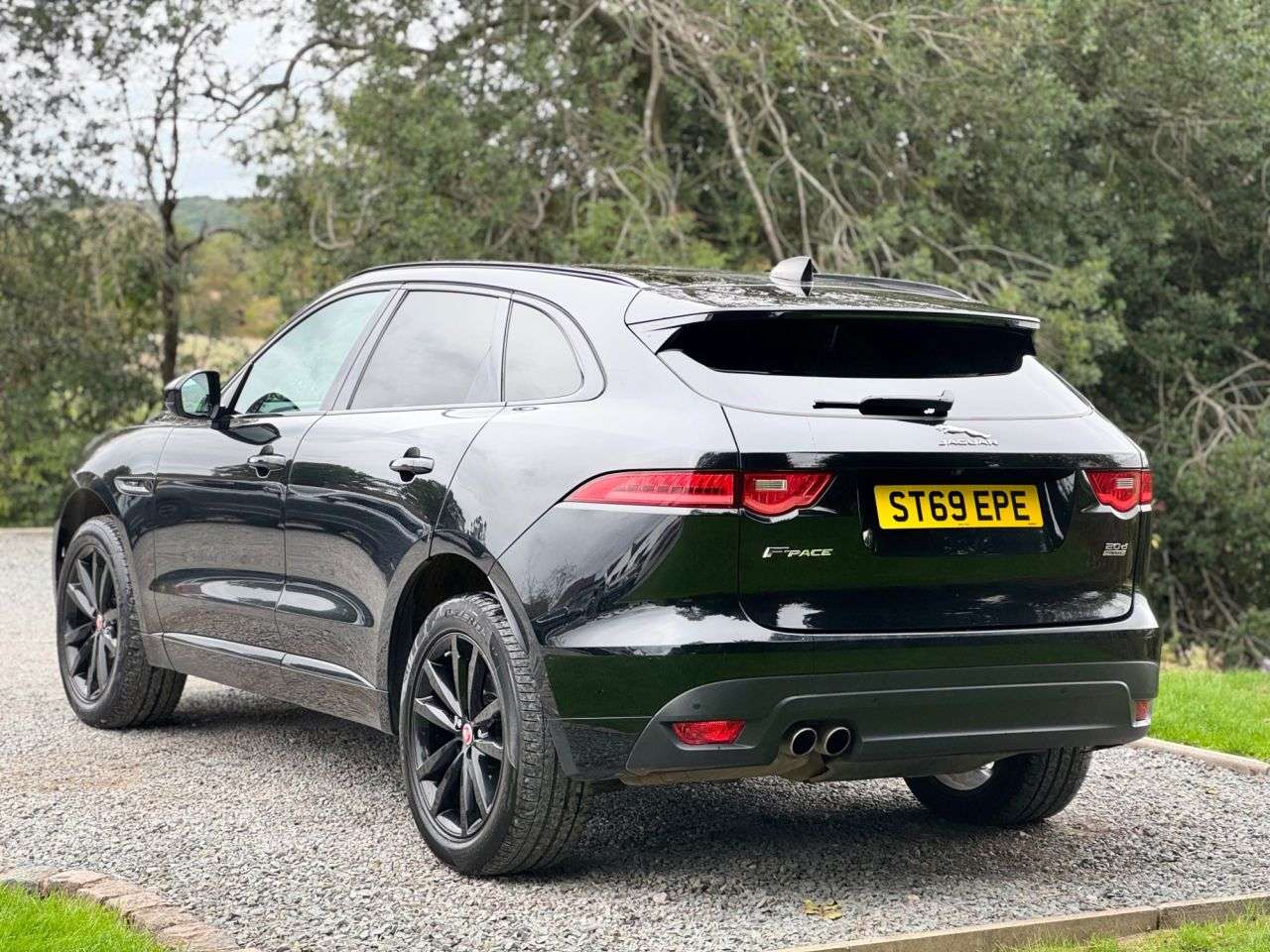 A 2019 JAGUAR F-PACE 2.0 D180 Chequered Flag SUV 5dr Diesel Auto AWD Euro 6 (s/s) (180 ps) A 2019 JAGUAR F-PACE 2.0 D180 Chequered Flag SUV 5dr Diesel Auto AWD Euro 6 (s/s) (180 ps)