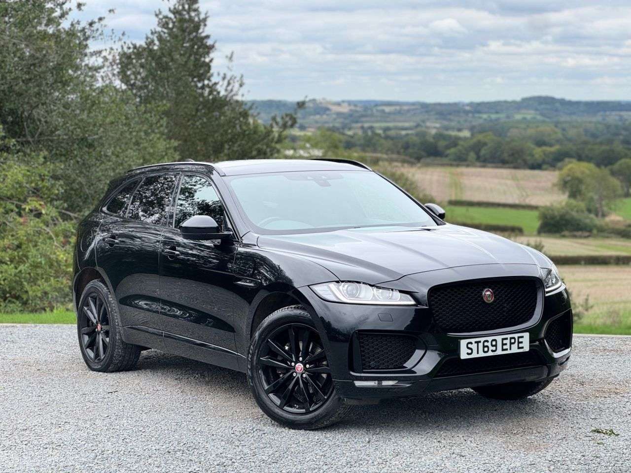 A 2019 JAGUAR F-PACE 2.0 D180 Chequered Flag SUV 5dr Diesel Auto AWD Euro 6 (s/s) (180 ps) A 2019 JAGUAR F-PACE 2.0 D180 Chequered Flag SUV 5dr Diesel Auto AWD Euro 6 (s/s) (180 ps)