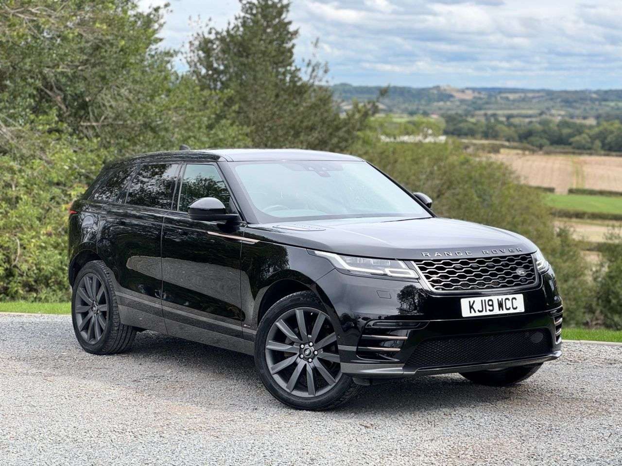 A 2019 LAND ROVER RANGE ROVER VELAR 2.0 D240 R-Dynamic HSE SUV 5dr Diesel Auto 4WD Euro 6 (s/s) (240 ps) A 2019 LAND ROVER RANGE ROVER VELAR 2.0 D240 R-Dynamic HSE SUV 5dr Diesel Auto 4WD Euro 6 (s/s) (240 ps)