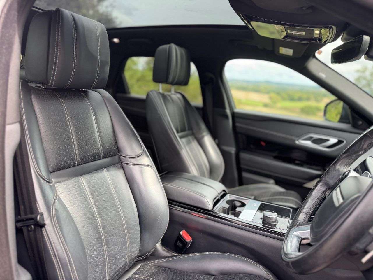 A 2019 LAND ROVER RANGE ROVER VELAR 2.0 D240 R-Dynamic HSE SUV 5dr Diesel Auto 4WD Euro 6 (s/s) (240 ps) A 2019 LAND ROVER RANGE ROVER VELAR 2.0 D240 R-Dynamic HSE SUV 5dr Diesel Auto 4WD Euro 6 (s/s) (240 ps)