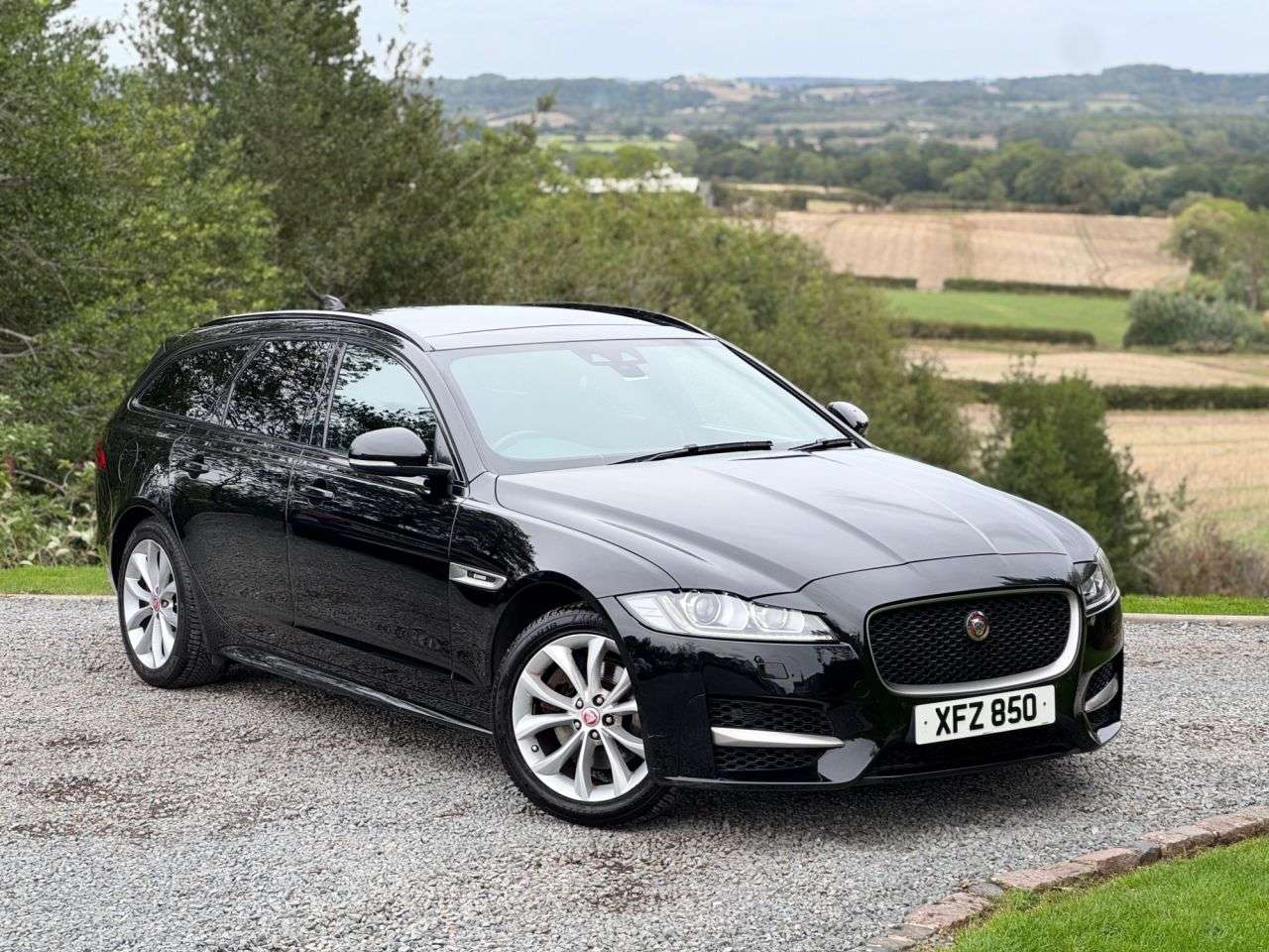 A 2018 JAGUAR XF 2.0d R-Sport Sportbrake 5dr Diesel Auto AWD Euro 6 (s/s) (240 ps) A 2018 JAGUAR XF 2.0d R-Sport Sportbrake 5dr Diesel Auto AWD Euro 6 (s/s) (240 ps)