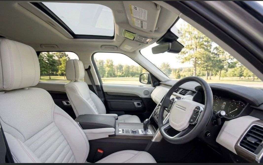 A 2019 LAND ROVER DISCOVERY 2.0 SD4 HSE Luxury SUV 5dr Diesel Auto 4WD Euro 6 (s/s) (240 ps) A 2019 LAND ROVER DISCOVERY 2.0 SD4 HSE Luxury SUV 5dr Diesel Auto 4WD Euro 6 (s/s) (240 ps)