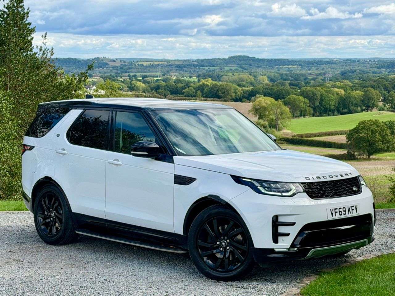 A 2019 LAND ROVER DISCOVERY 2.0 SD4 Landmark Edition SUV 5dr Diesel Auto 4WD Euro 6 (s/s) (240 ps) A 2019 LAND ROVER DISCOVERY 2.0 SD4 Landmark Edition SUV 5dr Diesel Auto 4WD Euro 6 (s/s) (240 ps)