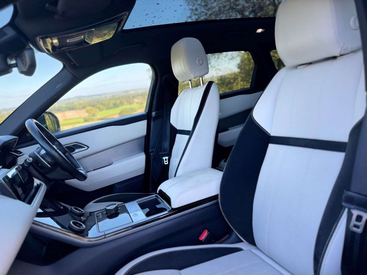 A 2018 LAND ROVER RANGE ROVER VELAR 2.0 D240 R-Dynamic S SUV 5dr Diesel Auto 4WD Euro 6 (s/s) (240 ps) A 2018 LAND ROVER RANGE ROVER VELAR 2.0 D240 R-Dynamic S SUV 5dr Diesel Auto 4WD Euro 6 (s/s) (240 ps)