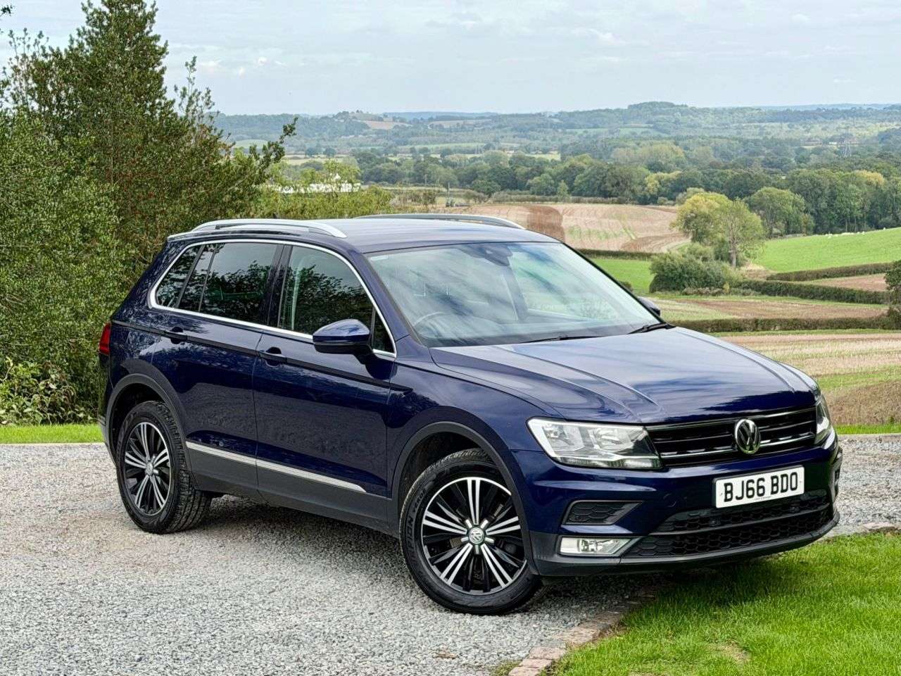 A 2016 VOLKSWAGEN TIGUAN 2.0 TDI BlueMotion Tech SE Navigation SUV 5dr Diesel DSG 4Motion Euro 6 (s/ A 2016 VOLKSWAGEN TIGUAN 2.0 TDI BlueMotion Tech SE Navigation SUV 5dr Diesel DSG 4Motion Euro 6 (s/
