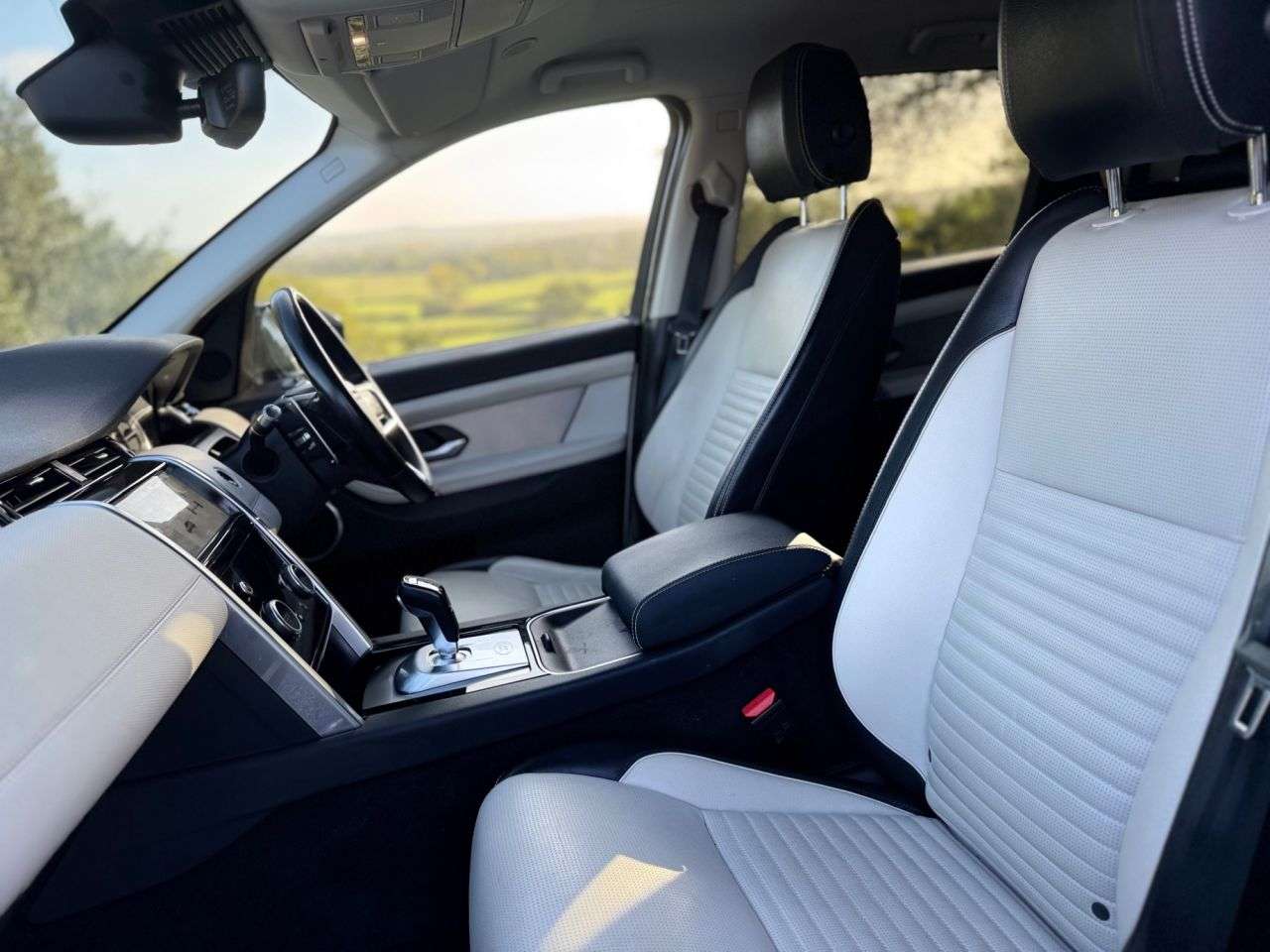 A 2021 LAND ROVER DISCOVERY SPORT 2.0 D200 MHEV R-Dynamic S Plus SUV 5dr Diesel Auto 4WD Euro 6 (s/s) (204 ps A 2021 LAND ROVER DISCOVERY SPORT 2.0 D200 MHEV R-Dynamic S Plus SUV 5dr Diesel Auto 4WD Euro 6 (s/s) (204 ps