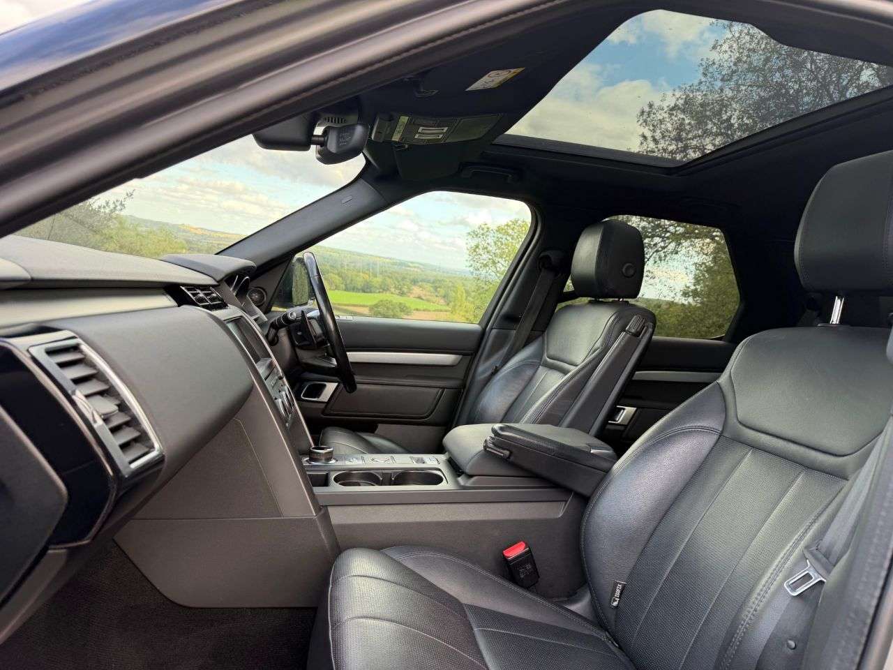 A 2020 LAND ROVER DISCOVERY 3.0 SD V6 Landmark Edition SUV 5dr Diesel Auto 4WD Euro 6 (s/s) (306 ps) A 2020 LAND ROVER DISCOVERY 3.0 SD V6 Landmark Edition SUV 5dr Diesel Auto 4WD Euro 6 (s/s) (306 ps)