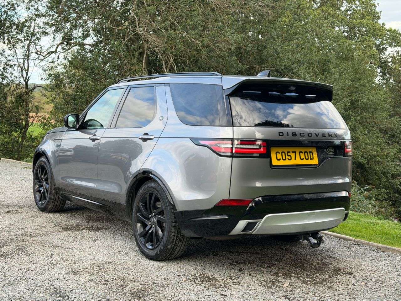 A 2020 LAND ROVER DISCOVERY 3.0 SD V6 Landmark Edition SUV 5dr Diesel Auto 4WD Euro 6 (s/s) (306 ps) A 2020 LAND ROVER DISCOVERY 3.0 SD V6 Landmark Edition SUV 5dr Diesel Auto 4WD Euro 6 (s/s) (306 ps)