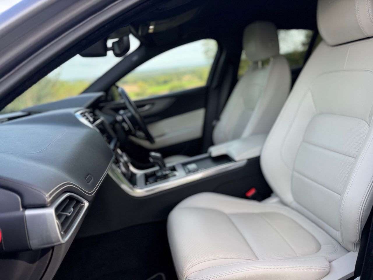 A 2019 JAGUAR XE 2.0 P250i R-Dynamic S Saloon 4dr Petrol Auto Euro 6 (s/s) (250 ps) A 2019 JAGUAR XE 2.0 P250i R-Dynamic S Saloon 4dr Petrol Auto Euro 6 (s/s) (250 ps)