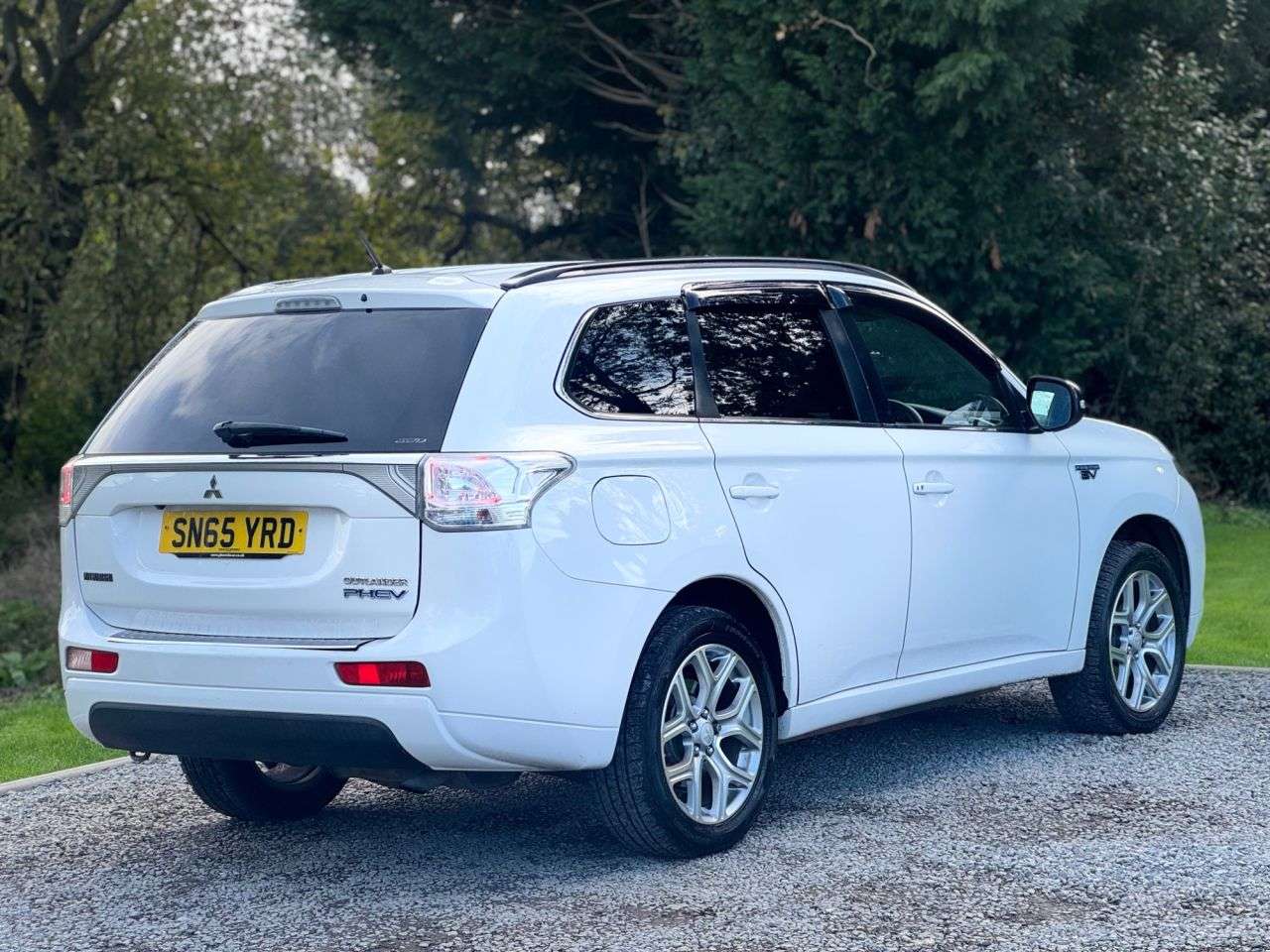 A 2015 MITSUBISHI OUTLANDER 2.0h 12kWh GX4h SUV 5dr Petrol Plug-in Hybrid CVT 4WD Euro 5 (s/s) (200 ps) A 2015 MITSUBISHI OUTLANDER 2.0h 12kWh GX4h SUV 5dr Petrol Plug-in Hybrid CVT 4WD Euro 5 (s/s) (200 ps)