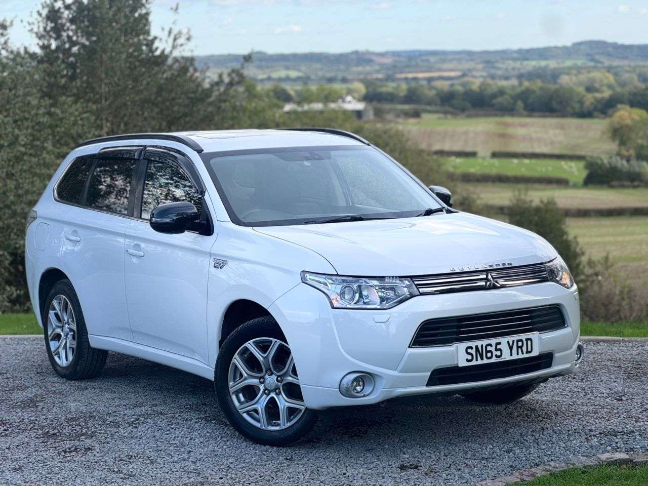A 2015 MITSUBISHI OUTLANDER 2.0h 12kWh GX4h SUV 5dr Petrol Plug-in Hybrid CVT 4WD Euro 5 (s/s) (200 ps) A 2015 MITSUBISHI OUTLANDER 2.0h 12kWh GX4h SUV 5dr Petrol Plug-in Hybrid CVT 4WD Euro 5 (s/s) (200 ps)