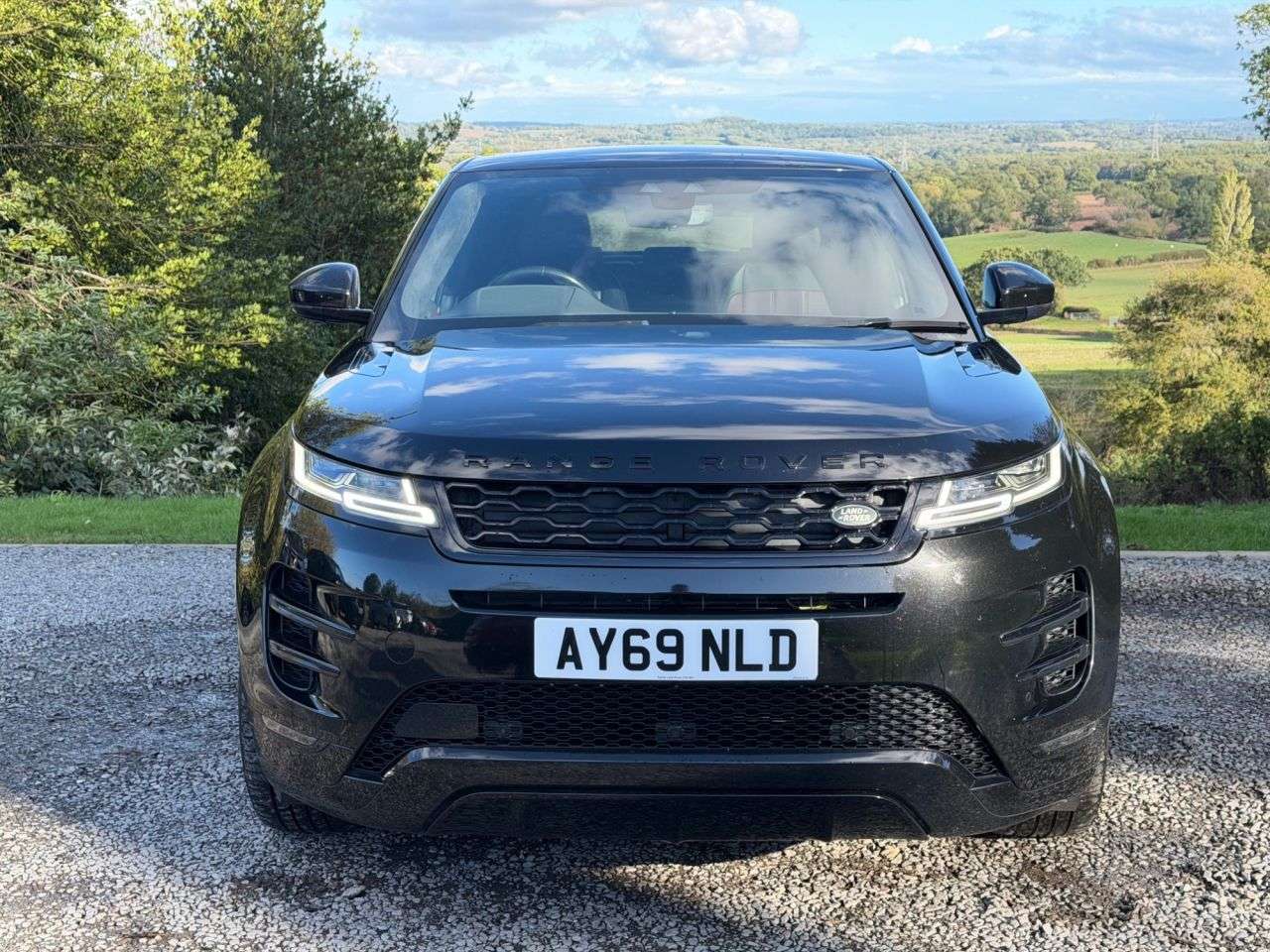 A 2019 LAND ROVER RANGE ROVER EVOQUE 2.0 D180 R-Dynamic HSE SUV 5dr Diesel Auto 4WD Euro 6 (s/s) (180 ps) A 2019 LAND ROVER RANGE ROVER EVOQUE 2.0 D180 R-Dynamic HSE SUV 5dr Diesel Auto 4WD Euro 6 (s/s) (180 ps)