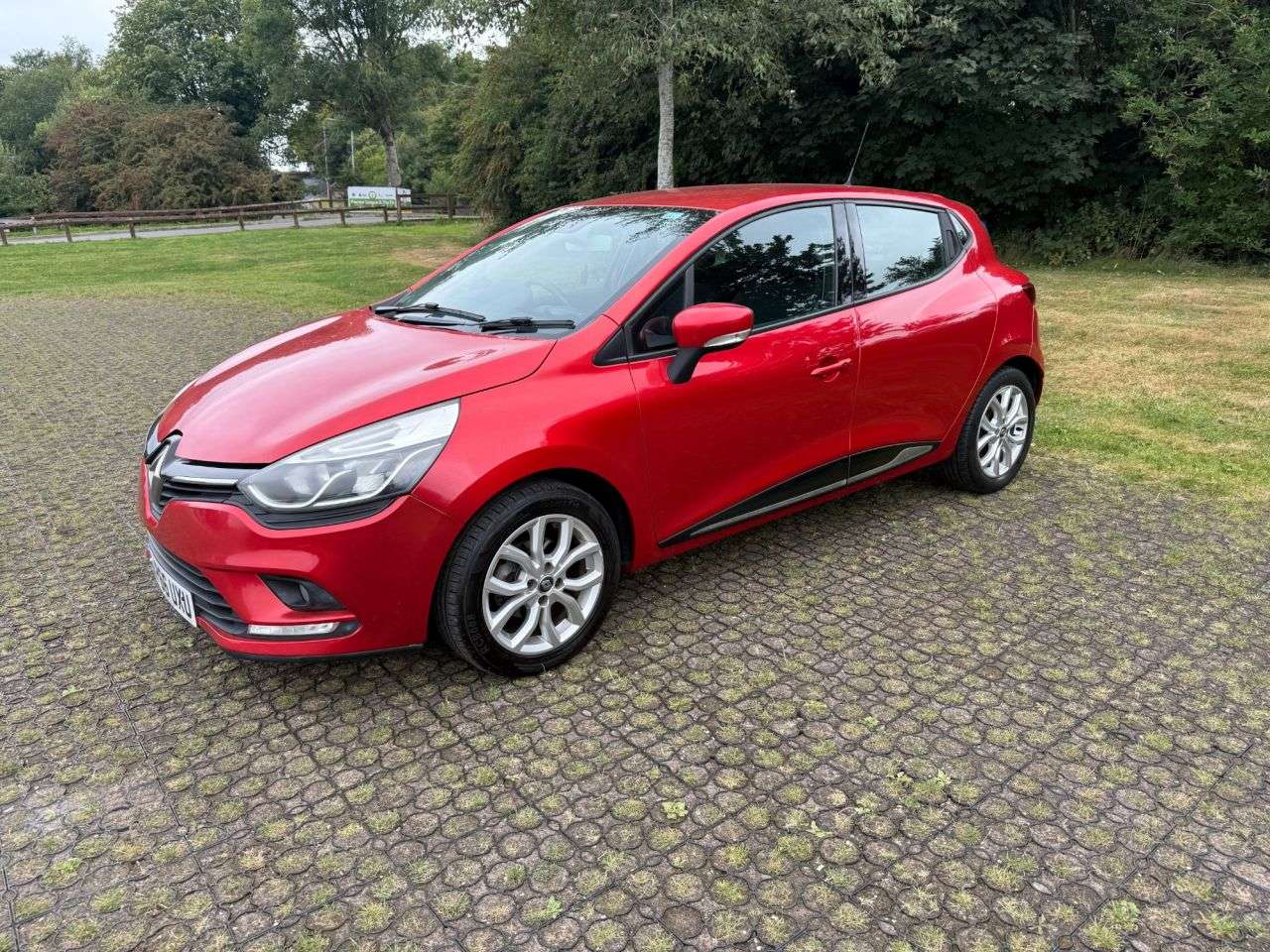 A 2016 RENAULT CLIO 1.5 dCi Dynamique Nav Hatchback 5dr Diesel Manual Euro 6 (s/s) (90 ps) 2 Ke A 2016 RENAULT CLIO 1.5 dCi Dynamique Nav Hatchback 5dr Diesel Manual Euro 6 (s/s) (90 ps) 2 Ke