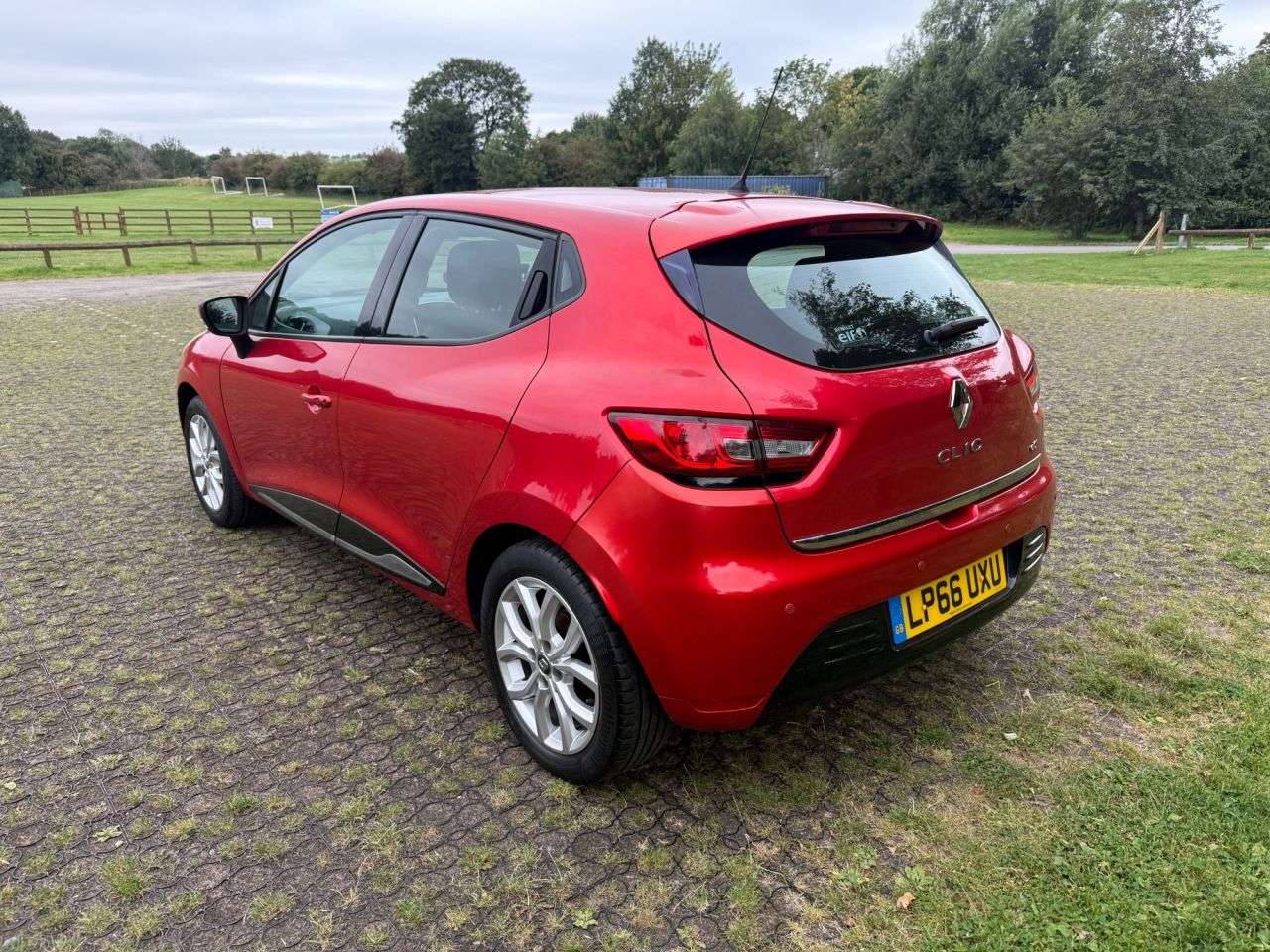 A 2016 RENAULT CLIO 1.5 dCi Dynamique Nav Hatchback 5dr Diesel Manual Euro 6 (s/s) (90 ps) 2 Ke A 2016 RENAULT CLIO 1.5 dCi Dynamique Nav Hatchback 5dr Diesel Manual Euro 6 (s/s) (90 ps) 2 Ke