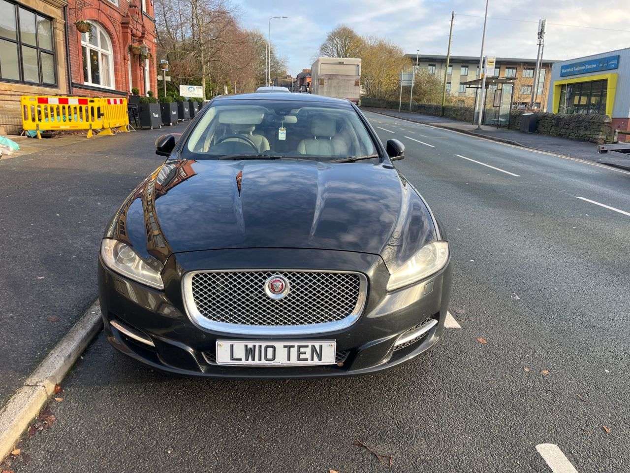 A 2015 JAGUAR XJ 3.0d V6 Premium Luxury Saloon 4dr Diesel Auto Euro 5 (s/s) (LWB) (275 ps) A 2015 JAGUAR XJ 3.0d V6 Premium Luxury Saloon 4dr Diesel Auto Euro 5 (s/s) (LWB) (275 ps)