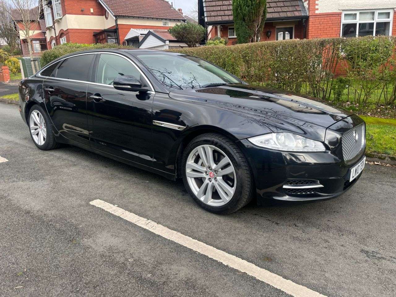 A 2015 JAGUAR XJ 3.0d V6 Premium Luxury Saloon 4dr Diesel Auto Euro 5 (s/s) (LWB) (275 ps) A 2015 JAGUAR XJ 3.0d V6 Premium Luxury Saloon 4dr Diesel Auto Euro 5 (s/s) (LWB) (275 ps)