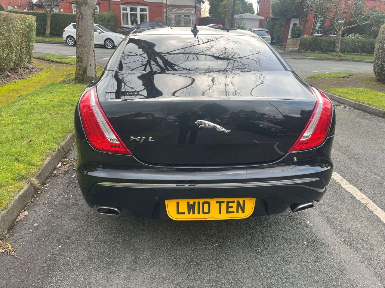 A 2015 JAGUAR XJ 3.0d V6 Premium Luxury Saloon 4dr Diesel Auto Euro 5 (s/s) (LWB) (275 ps) A 2015 JAGUAR XJ 3.0d V6 Premium Luxury Saloon 4dr Diesel Auto Euro 5 (s/s) (LWB) (275 ps)