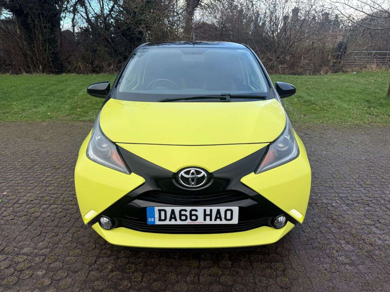 A 2016 TOYOTA AYGO 1.0 VVT-i x-cite 3 Yellow Bi-Tone Hatchback 5dr Petrol Manual Euro 6 (68 ps A 2016 TOYOTA AYGO 1.0 VVT-i x-cite 3 Yellow Bi-Tone Hatchback 5dr Petrol Manual Euro 6 (68 ps