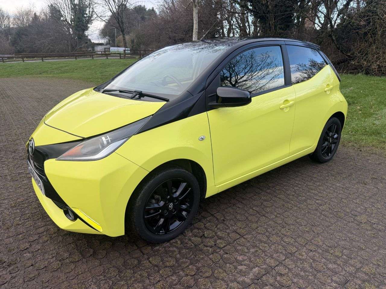 A 2016 TOYOTA AYGO 1.0 VVT-i x-cite 3 Yellow Bi-Tone Hatchback 5dr Petrol Manual Euro 6 (68 ps A 2016 TOYOTA AYGO 1.0 VVT-i x-cite 3 Yellow Bi-Tone Hatchback 5dr Petrol Manual Euro 6 (68 ps