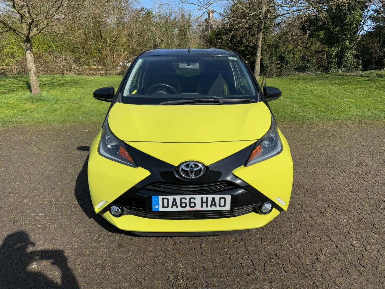 A 2016 TOYOTA AYGO 1.0 VVT-i x-cite 3 Yellow Bi-Tone Hatchback 5dr Petrol Manual Euro 6 (68 ps A 2016 TOYOTA AYGO 1.0 VVT-i x-cite 3 Yellow Bi-Tone Hatchback 5dr Petrol Manual Euro 6 (68 ps