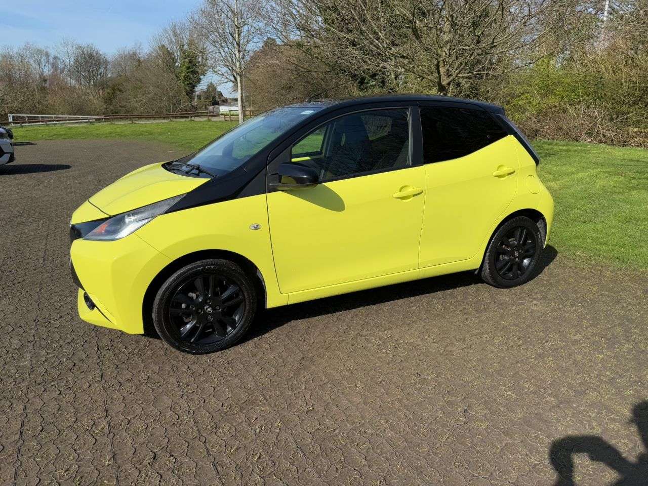 A 2016 TOYOTA AYGO 1.0 VVT-i x-cite 3 Yellow Bi-Tone Hatchback 5dr Petrol Manual Euro 6 (68 ps A 2016 TOYOTA AYGO 1.0 VVT-i x-cite 3 Yellow Bi-Tone Hatchback 5dr Petrol Manual Euro 6 (68 ps