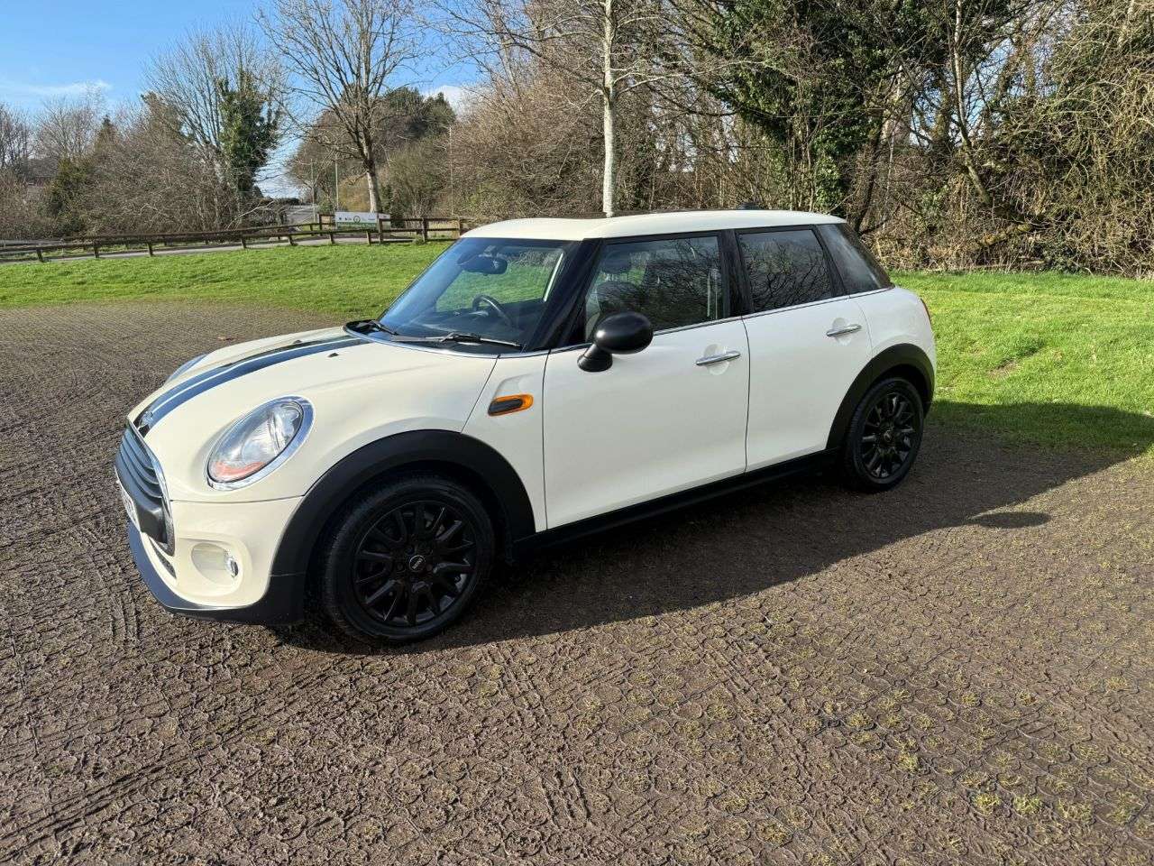 A 2015 MINI HATCH 1.2 One Hatchback 5dr Petrol Auto Euro 6 (s/s) (102 ps) Full Service Histor A 2015 MINI HATCH 1.2 One Hatchback 5dr Petrol Auto Euro 6 (s/s) (102 ps) Full Service Histor