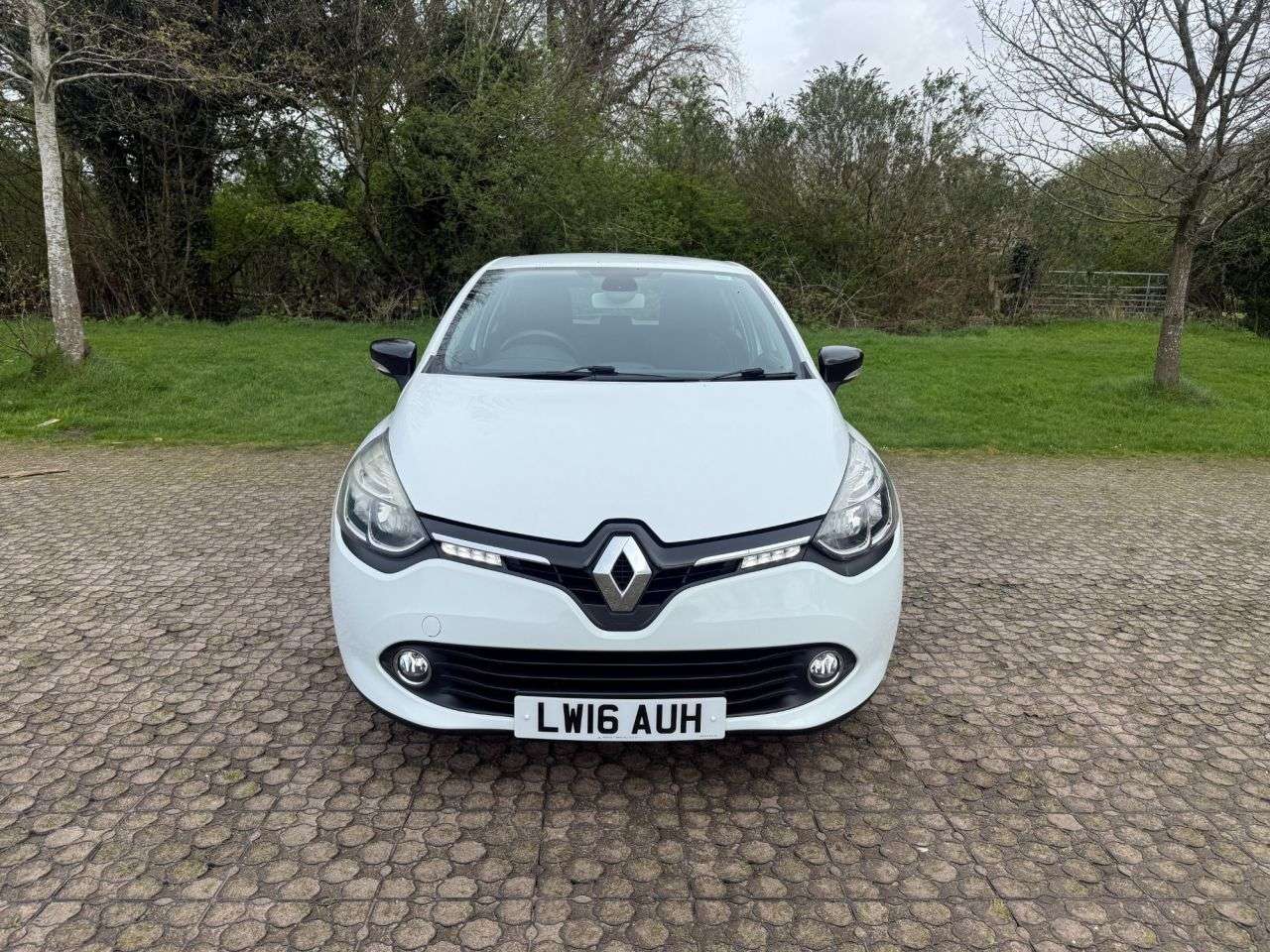 A 2016 RENAULT CLIO 1.2 16V Dynamique Nav Hatchback 5dr Petrol Manual Euro 6 (75 ps) Full Servi A 2016 RENAULT CLIO 1.2 16V Dynamique Nav Hatchback 5dr Petrol Manual Euro 6 (75 ps) Full Servi