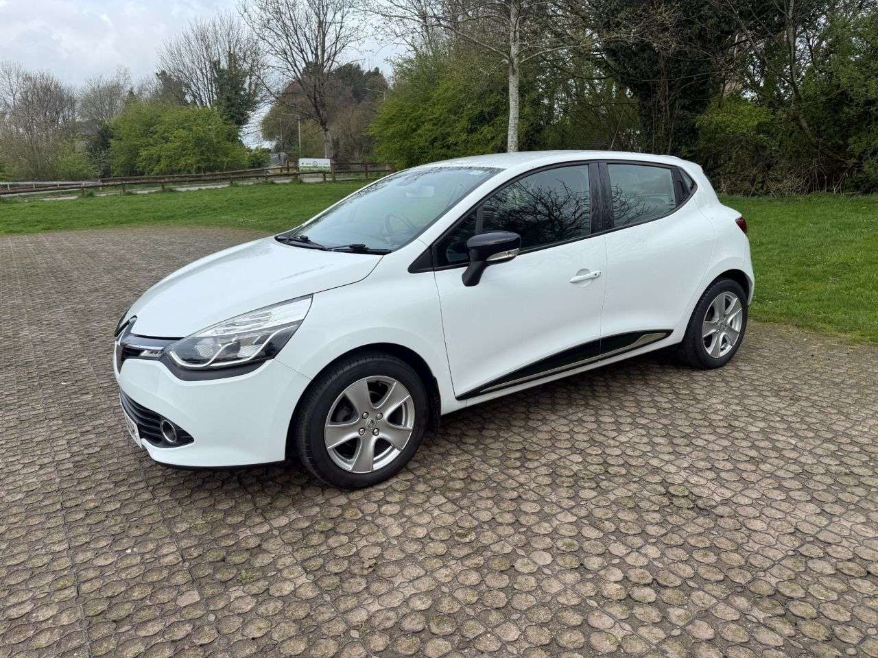 A 2016 RENAULT CLIO 1.2 16V Dynamique Nav Hatchback 5dr Petrol Manual Euro 6 (75 ps) Full Servi A 2016 RENAULT CLIO 1.2 16V Dynamique Nav Hatchback 5dr Petrol Manual Euro 6 (75 ps) Full Servi