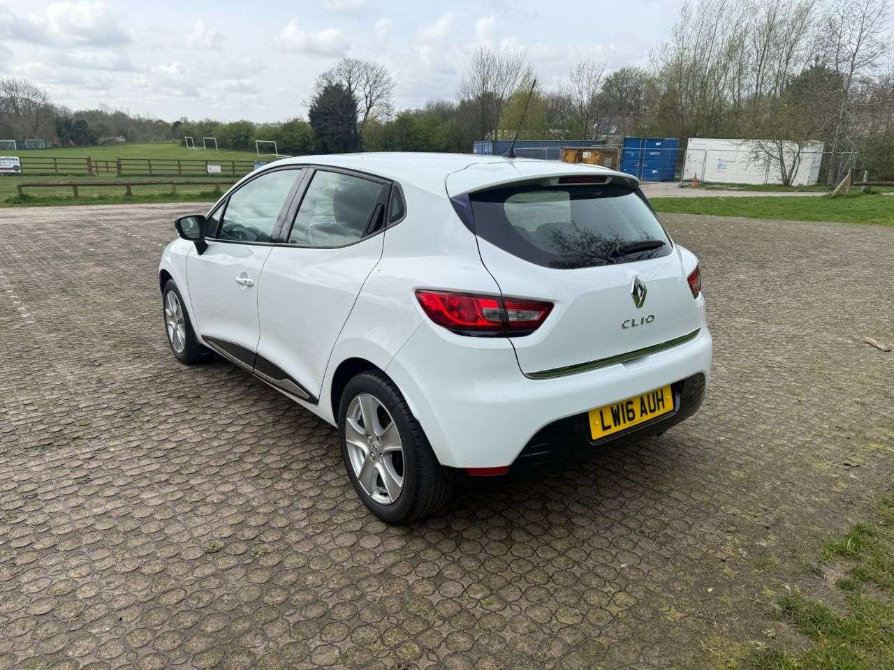 A 2016 RENAULT CLIO 1.2 16V Dynamique Nav Hatchback 5dr Petrol Manual Euro 6 (75 ps) Full Servi A 2016 RENAULT CLIO 1.2 16V Dynamique Nav Hatchback 5dr Petrol Manual Euro 6 (75 ps) Full Servi