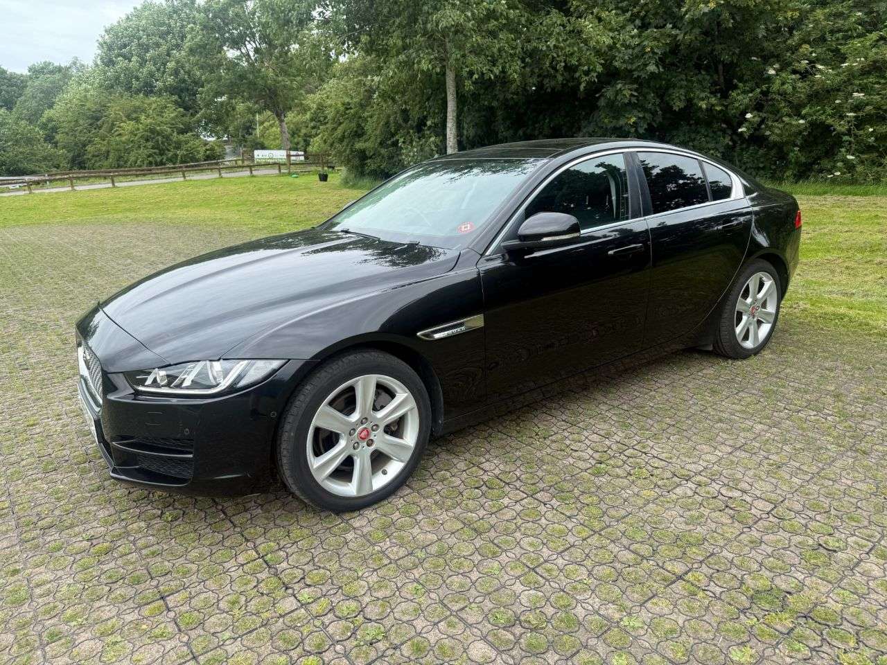 A 2017 JAGUAR XE 2.0d Portfolio Saloon 4dr Diesel Auto AWD Euro 6 (s/s) (180 ps) A 2017 JAGUAR XE 2.0d Portfolio Saloon 4dr Diesel Auto AWD Euro 6 (s/s) (180 ps)