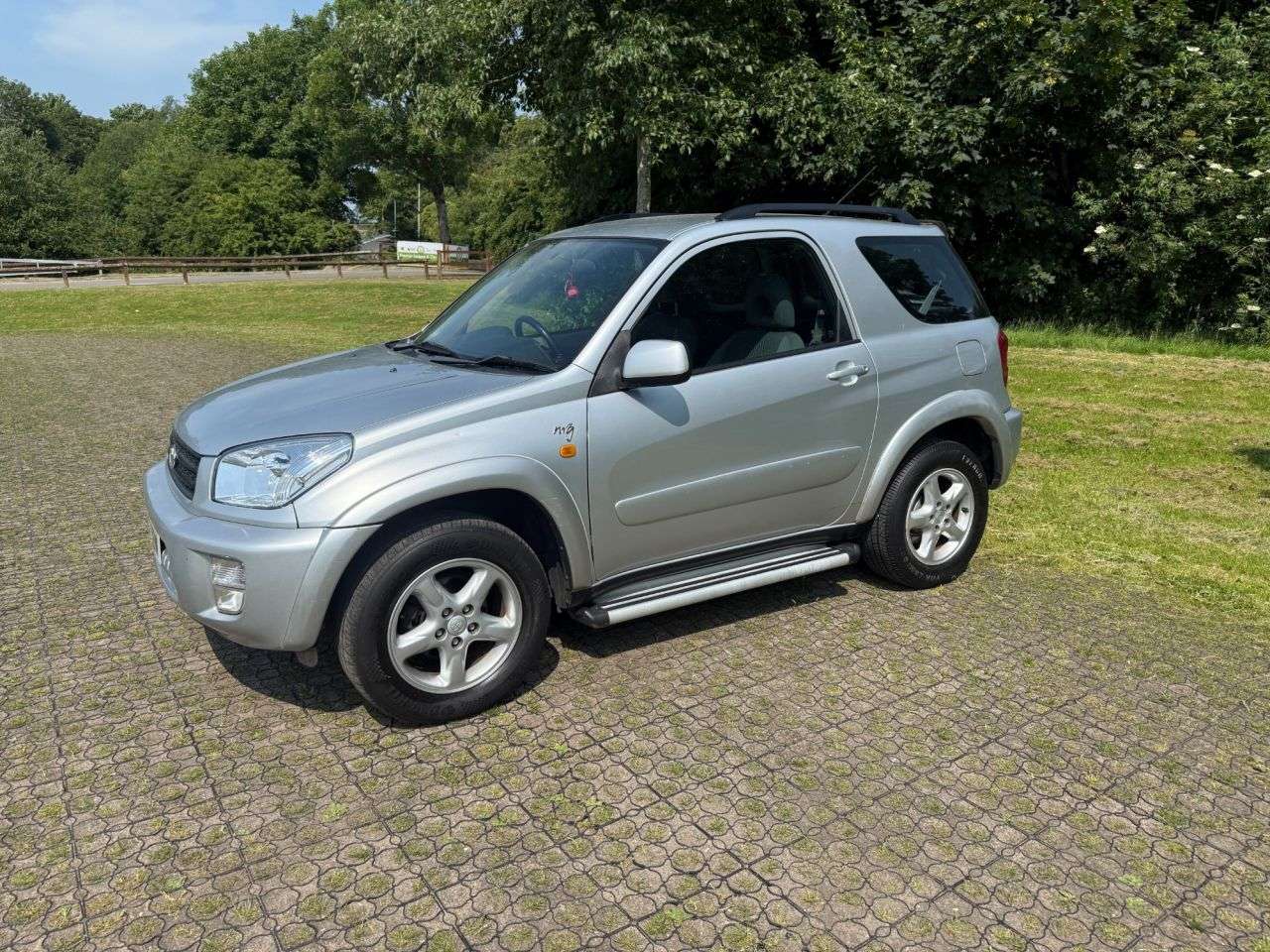 A 2002 TOYOTA RAV4 2.0 VVT-i NRG SUV 3dr Petrol Automatic 4WD (224 g/km, 147 bhp) A 2002 TOYOTA RAV4 2.0 VVT-i NRG SUV 3dr Petrol Automatic 4WD (224 g/km, 147 bhp)