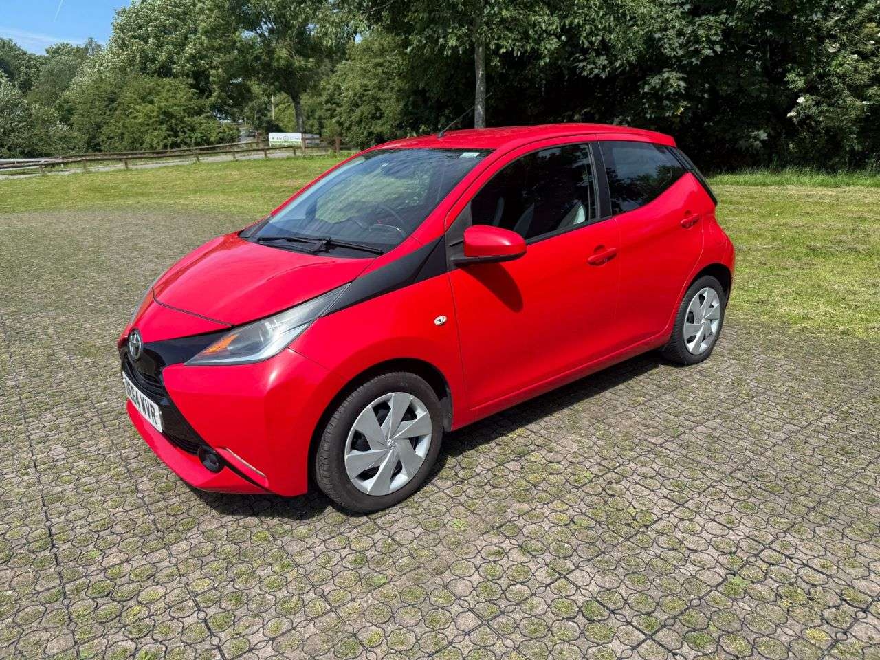 A 2014 TOYOTA AYGO 1.0 VVT-i x-play Hatchback 5dr Petrol Manual Euro 5 Euro 5 (68 ps) A 2014 TOYOTA AYGO 1.0 VVT-i x-play Hatchback 5dr Petrol Manual Euro 5 Euro 5 (68 ps)
