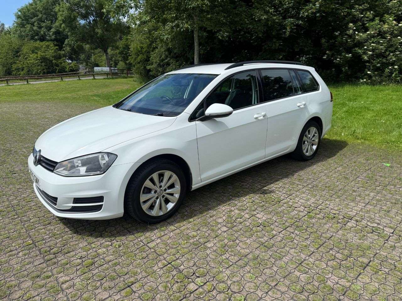 A 2015 VOLKSWAGEN GOLF 1.6 TDI BlueMotion Tech SE Estate 5dr Diesel DSG Euro 6 (s/s) (110 ps) A 2015 VOLKSWAGEN GOLF 1.6 TDI BlueMotion Tech SE Estate 5dr Diesel DSG Euro 6 (s/s) (110 ps)
