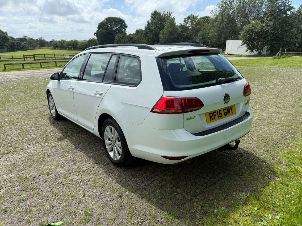 A 2015 VOLKSWAGEN GOLF 1.6 TDI BlueMotion Tech SE Estate 5dr Diesel DSG Euro 6 (s/s) (110 ps) A 2015 VOLKSWAGEN GOLF 1.6 TDI BlueMotion Tech SE Estate 5dr Diesel DSG Euro 6 (s/s) (110 ps)