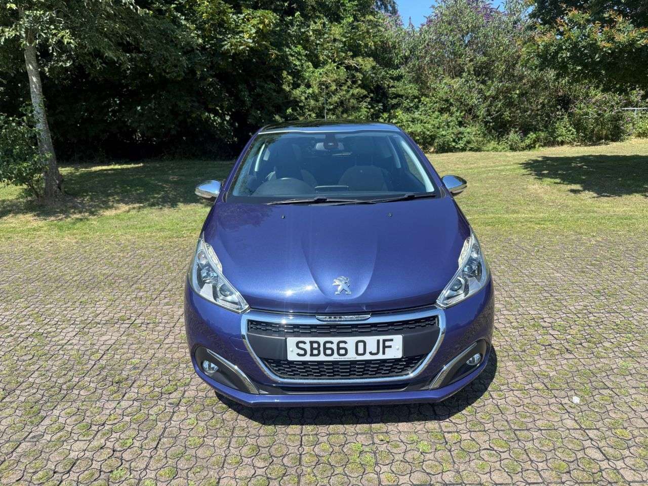 A 2016 PEUGEOT 208 1.2 PureTech Allure Hatchback 3dr Petrol Manual Euro 6 (82 ps) A 2016 PEUGEOT 208 1.2 PureTech Allure Hatchback 3dr Petrol Manual Euro 6 (82 ps)