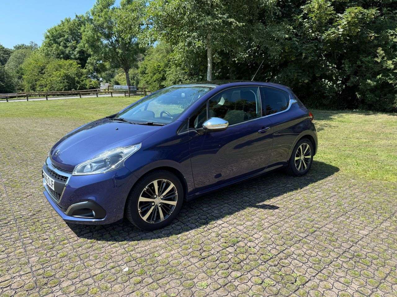 A 2016 PEUGEOT 208 1.2 PureTech Allure Hatchback 3dr Petrol Manual Euro 6 (82 ps) A 2016 PEUGEOT 208 1.2 PureTech Allure Hatchback 3dr Petrol Manual Euro 6 (82 ps)